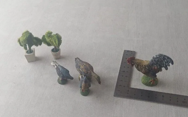 Lot d'anciennes figurines, coq, en composite peint, Elastolin