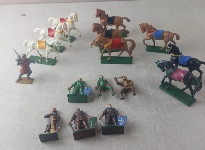 Lot d'anciens chevaux, soldats Moyen Age, en plastique, Starlux