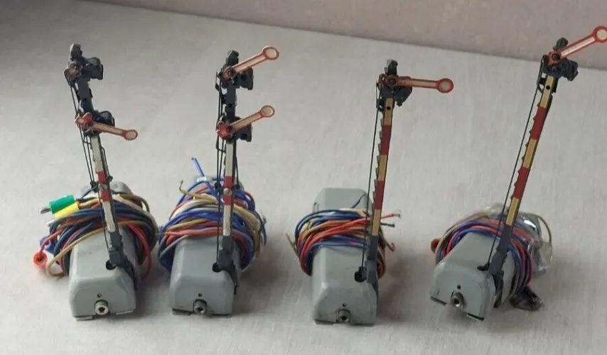 Lot d'anciens signal / signaux électriques / sémaphores, Märklin, en HO