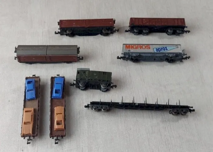 Lot d'anciens wagons marchandises + locomotive, Piko, Roco, en N