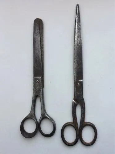 lot de 2 paires de ciseaux anciens dont 1 estampillé C.H avec une couronne
