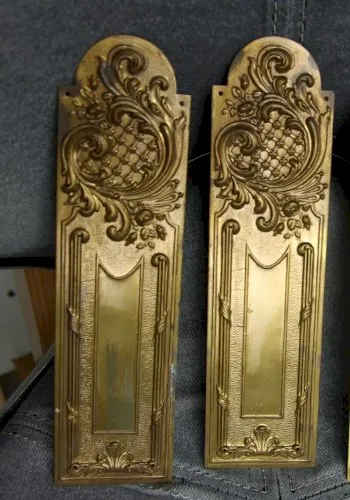 lot de 2 plaques de proprete anciennes en laiton repousse