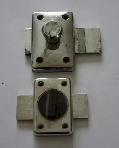 lot de 2 verrous verrou ocasion dont 1 Vachette coffres 57x39 et 69x46 mm