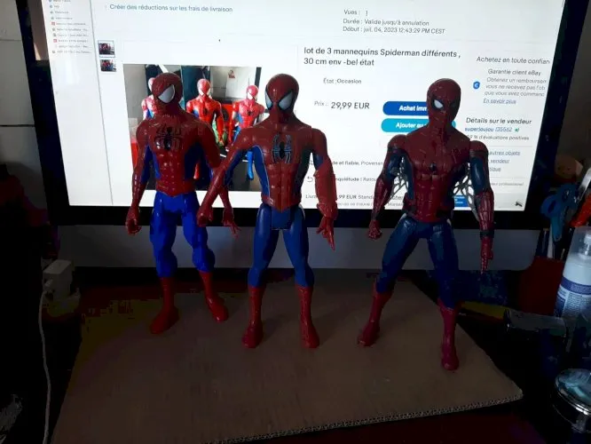 lot de 3 mannequins Spiderman différents , 30 cm env -bel état