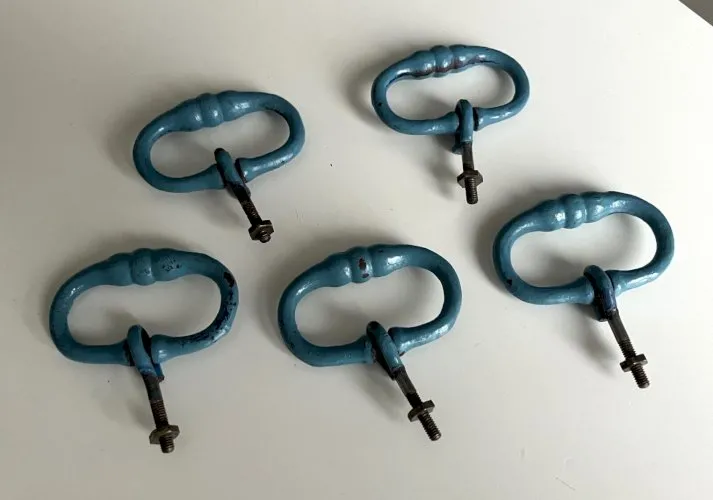 lot de 5 anciennes poignees pendantes de tiroir en metal peint