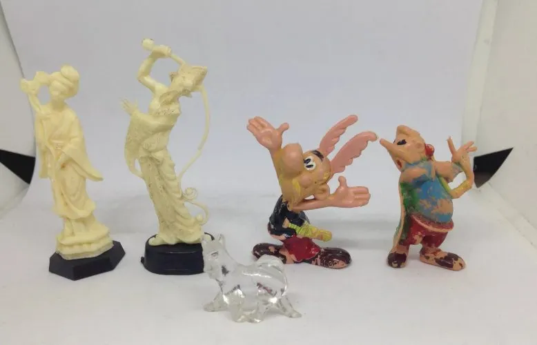 lot de 5 figurines plastique anciennes cadeaux publicitaires MIR HUILOR TOTAL