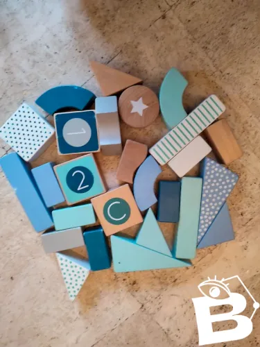 Lot de blocs en bois de forme et couleurs differentes en bon etat