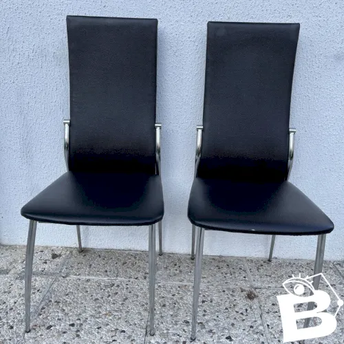 Lot de deux chaises design en skaï noir