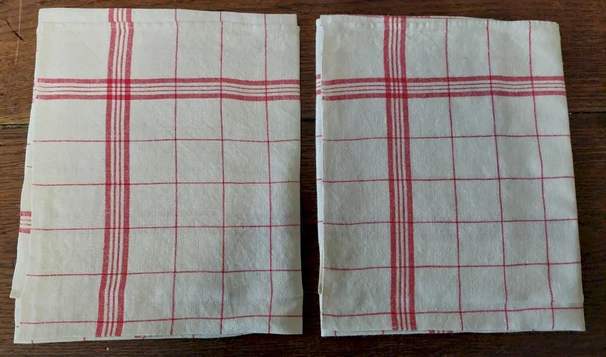 Lot de deux torchons anciens coton carreaux rouges 55 X 72 cm