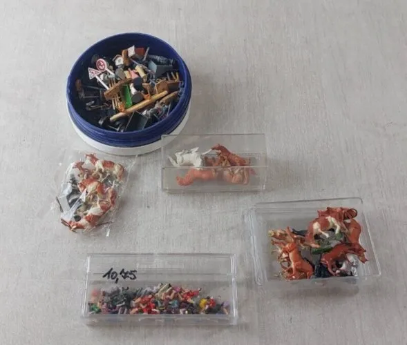 Lot de figurines / animaux / accessoires, pour maquette de train, en HO, 1/87