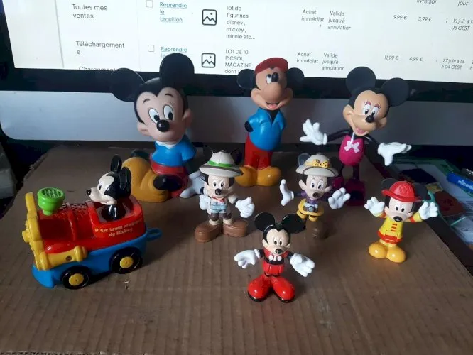 lot de figurines disney , mickey , minnie etc...