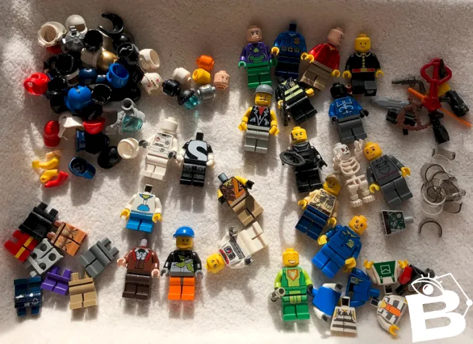 Lot de figurines Lego incomplètes et accessoires