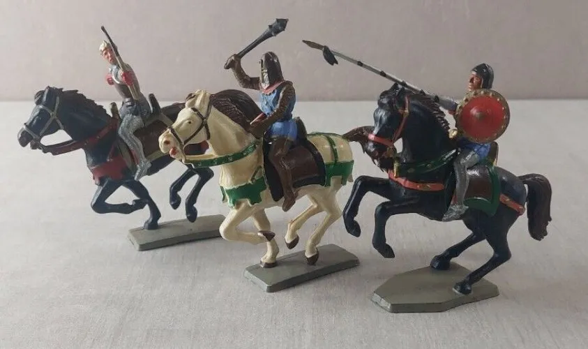 Lot de soldats, cavaliers + chevaux, Moyen Age, Starlux