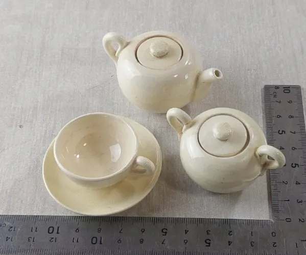 Lot de vaisselle / service à café pour dinette, en céramique, à identifier