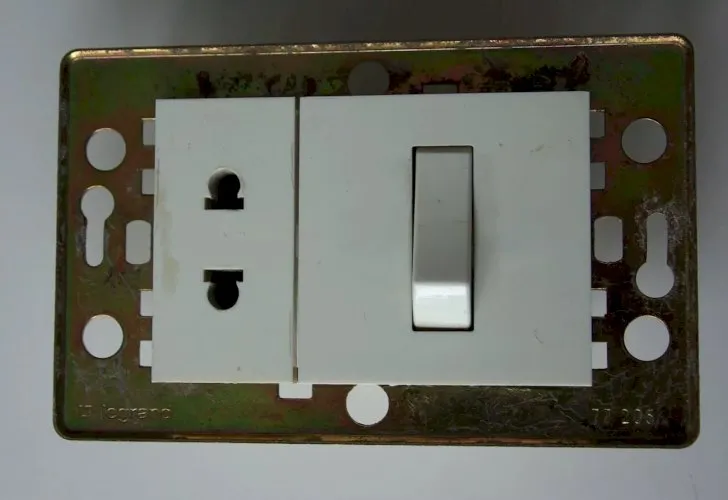 lot Legrand Mosaic 50 ancien prise 2P + interrupteur + plaque 3 modules 77205