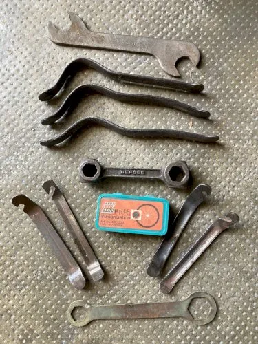 Lot outils anciens vélo - motos anciennes - outil - métier - vintage - Sanpeur