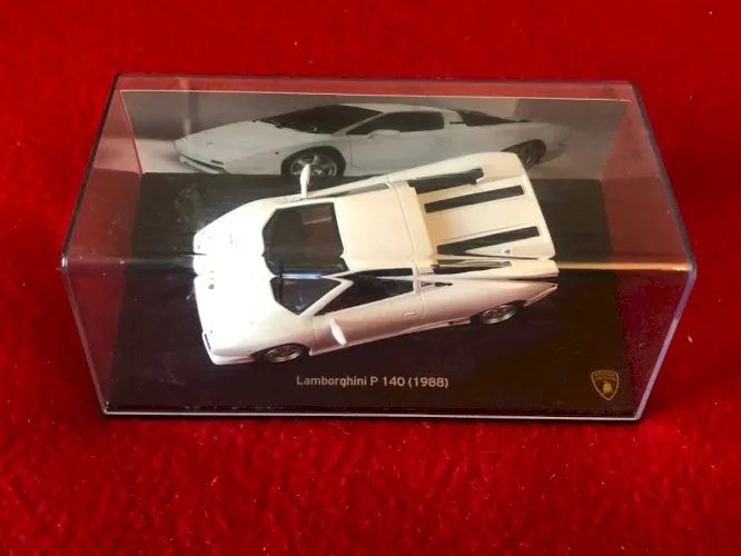 Lot voiture miniatures pour Roberto Guillen