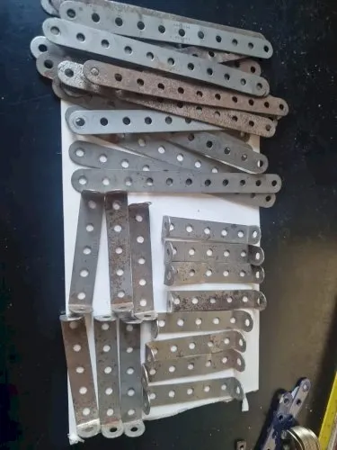 Meccano – 18 Bandes 11 Trous Et 14 Bandes Coudees