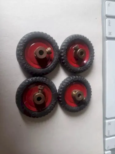Meccano – 4 roues rouges avec pneus