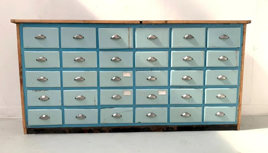 Meuble de rangement a 30 tiroirs en sapin patiné XX siècle