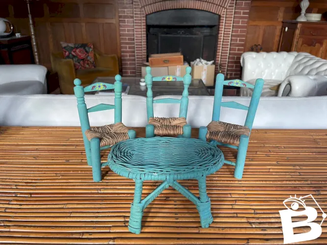 Mobilier de poupée en rotin vintage