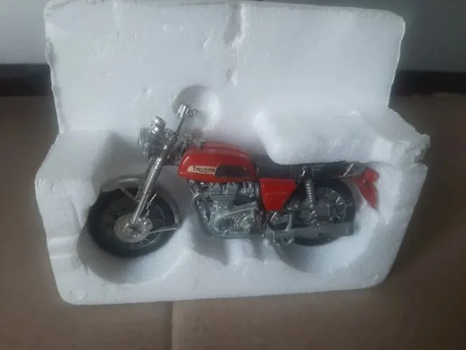 Moto TRIUMPH 750 trident -polistil ou autre