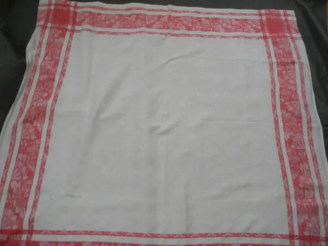Nappe carrée damassée ancienne.