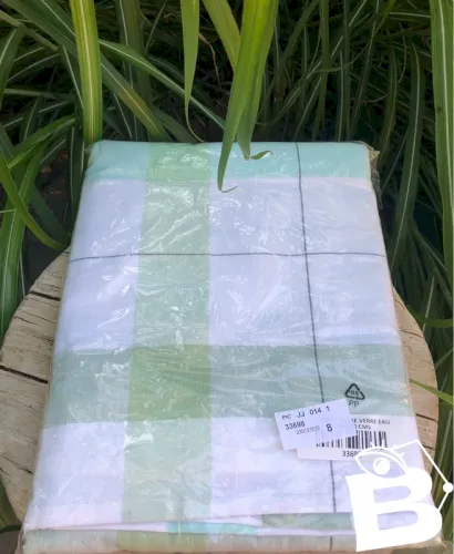 Nappe rectangulaire 150*200 blanche et verte à carreaux