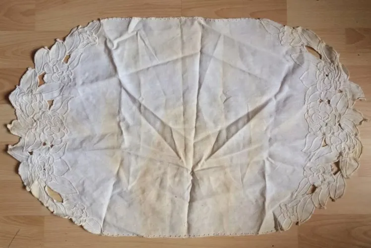 Napperon ancien brodé fleurs 61x39 cm
