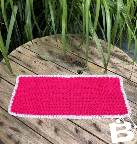 Napperon en laine rose