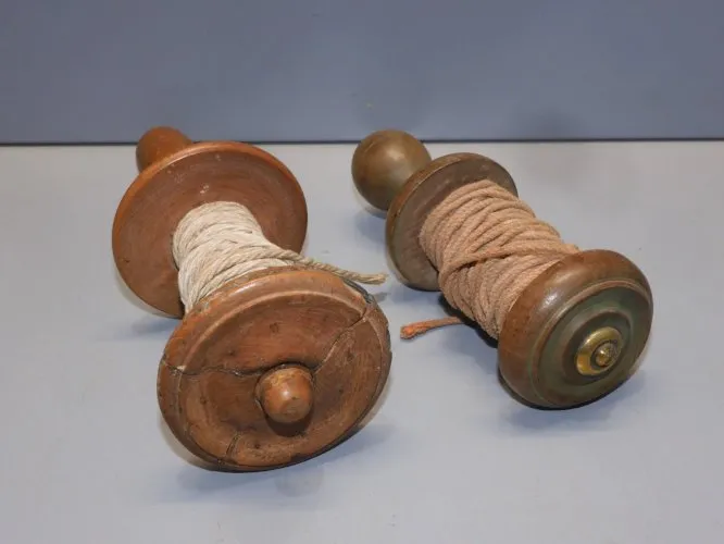 -OUTIL ANCIEN 2 CORDEAUX BOIS de JARDINIER Maçon ou AUTRE COLLECTION VITRINE D