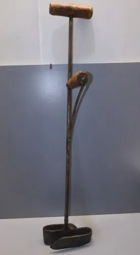 -OUTIL ANCIEN BROYEUR DE POMMES /POMMES de TERRE A COCHONS OUTIL PAYSAN forgé D