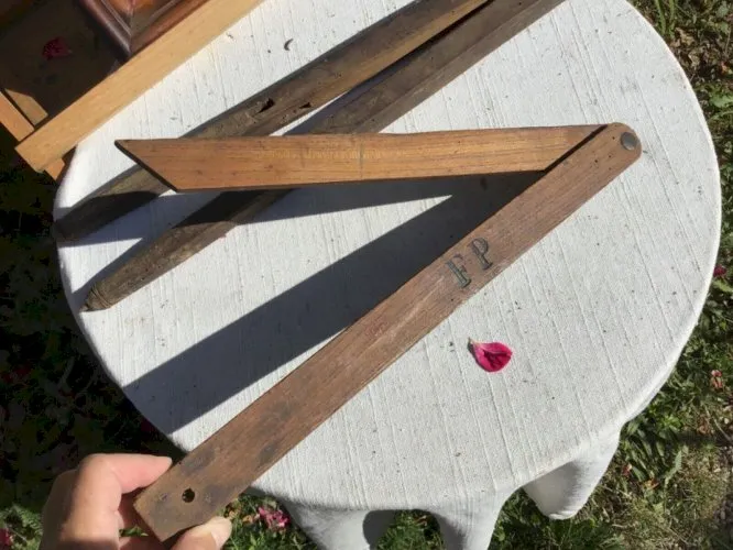Outil ancien fausse équerre monogramme FP et compas bois vintage