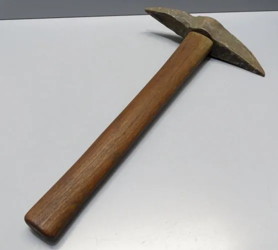 -OUTIL ANCIEN HACHE pour TAILLEUR de PIERRE MANCHE CHENE COLLECTION D