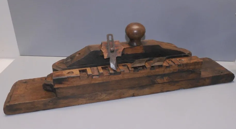 -OUTIL DE VIGNERON ANCIEN GREFFOIR EN BOIS SANS MARQUE APPARENTE JUS GRANGE  D