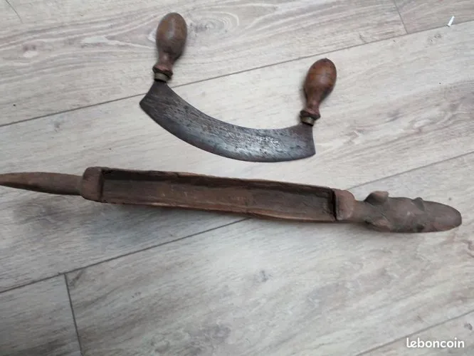 Outil en bois africain de forme animal avec ancien hachoir en bon etat