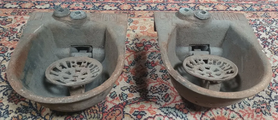 Paire d'abreuvoirs anciens Le Rhône en fonte