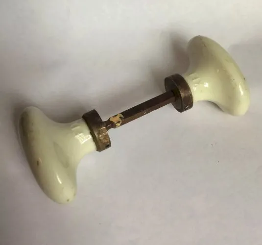 paire de boutons poignee de porte anciennes en laiton et porcelaine P1