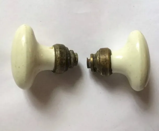 paire de boutons poignee de porte anciennes en laiton et porcelaine P2