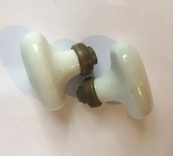 paire de boutons poignee de porte anciennes en laiton et porcelaine P3