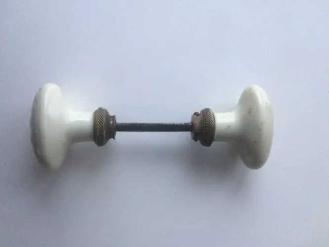 paire de boutons poignee de porte anciennes laiton porcelaine decor trefles P5