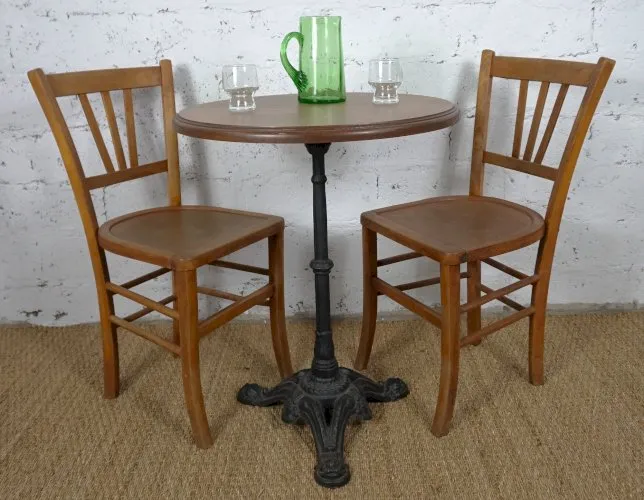 paire de chaises bistrot et table plateau chêne pieds fonte