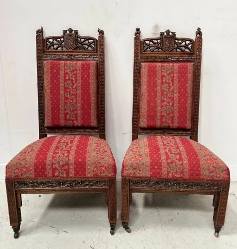 Paire de chaises chauffeuses de style gothique en noyer XIX siècle