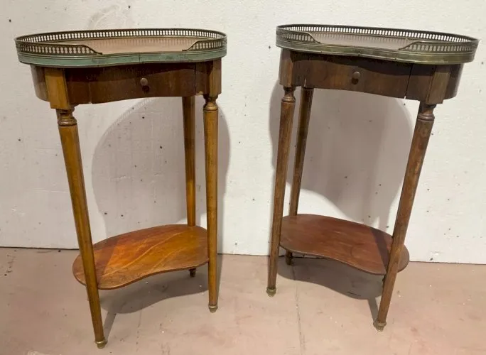 Paire de chevet rognon de style Louis XVI a galerie de laiton XX siècle