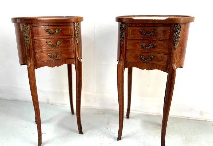 Paire de chevets rognons de style Louis XV en bois de rose XX siècle