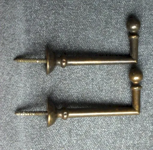 Paire de crochets pour embrasses de rideau en laiton à visser longueur 8,2 cm
