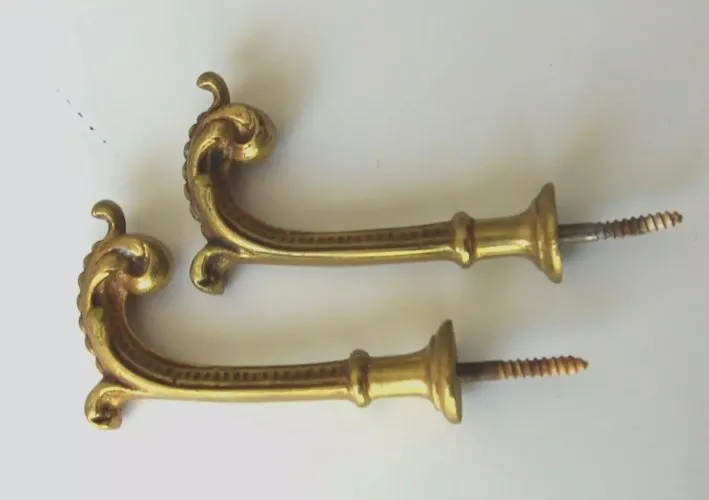 Paire de crochets pour embrasses de rideau laiton à visser longueur 8,8 cm