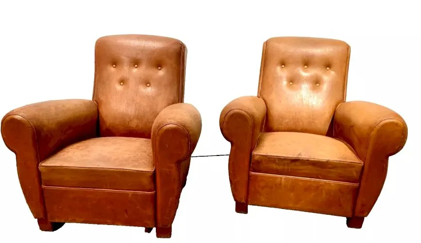 paire de fauteuil club Art Déco en cuir fauve XX siècle