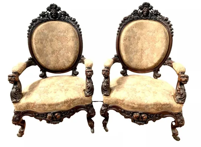 Paire de fauteuils a médaillons en bois sculpté XIX siècle