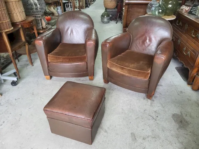 PAIRE DE FAUTEUILS CLUB EN CUIR + POUF REPOSE PIED